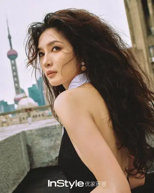 江疏影卷发烟熏妆大片##instyle封面##时尚新封面