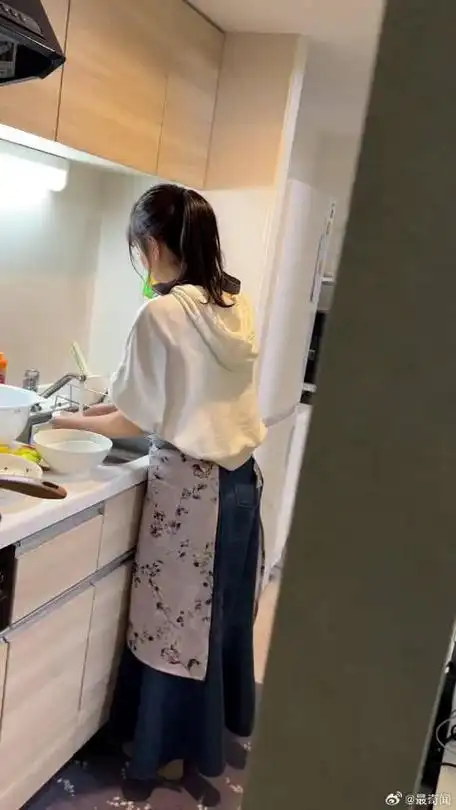 日本女友洗碗都这么开心她是怎么做到的