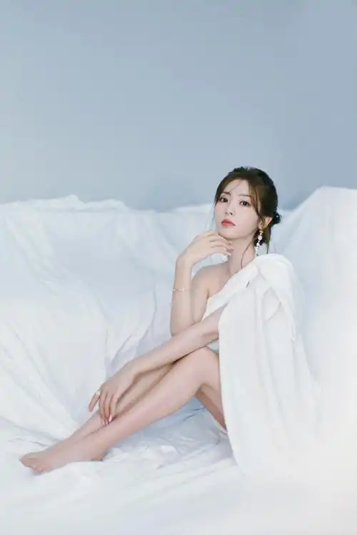 邢菲 身姿曼妙,曲线玲珑有致,每一寸肌肤都散发着迷人的光泽.