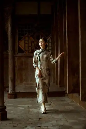 一袭行走的旗袍