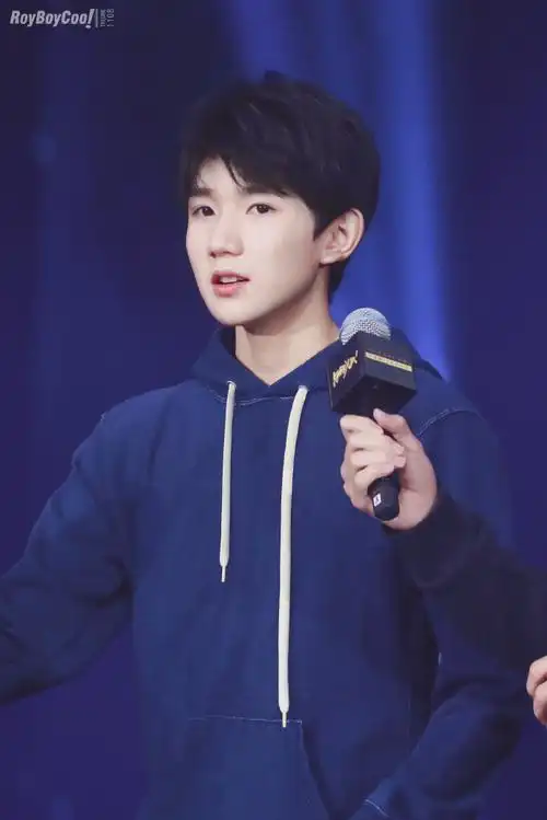 王源#身着蓝色卫衣,星辰大海般的清澈闪亮,唇红齿白,我们的英俊美