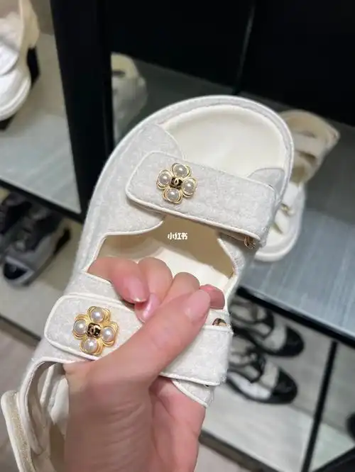 chanel22k 魔术贴凉鞋 细节图