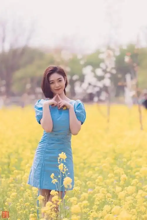 可以尝试"手低下巴"这个拍照姿势,自己一个人站着摆拍的手,抬起两只手