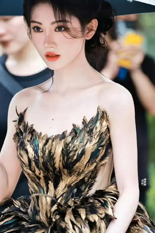 鞠婧祎参加盛典活动的妆容好大气温婉