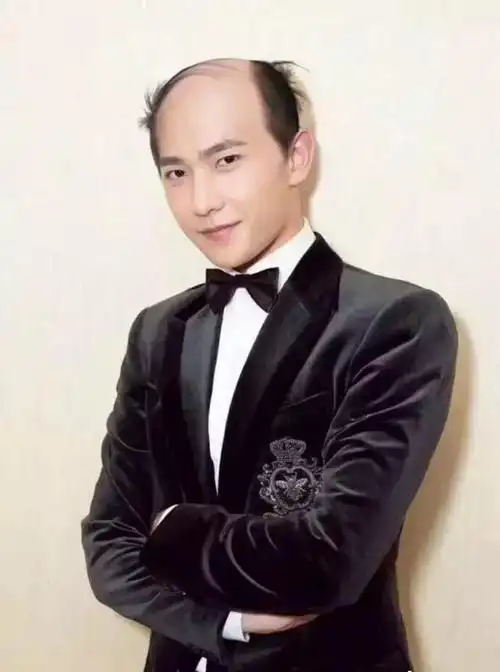 现在人还没到中年就面临谢顶之灾的我,看到鹿晗的发量真的很羡慕
