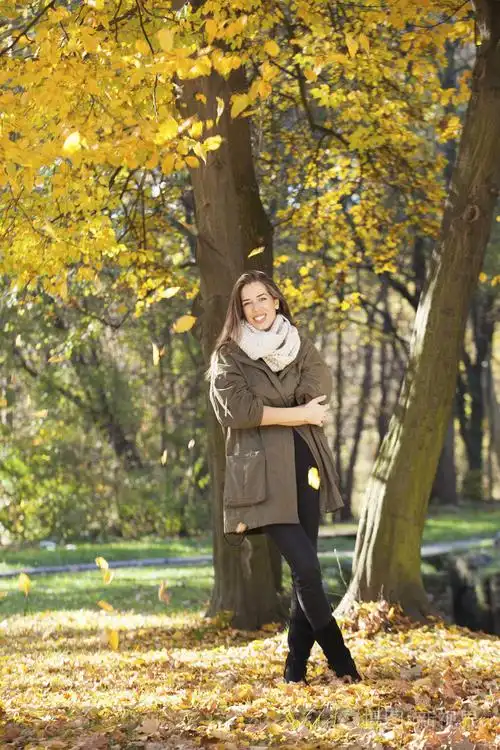 美丽而幸福的女人,在秋天的公园散步.秋天的季节