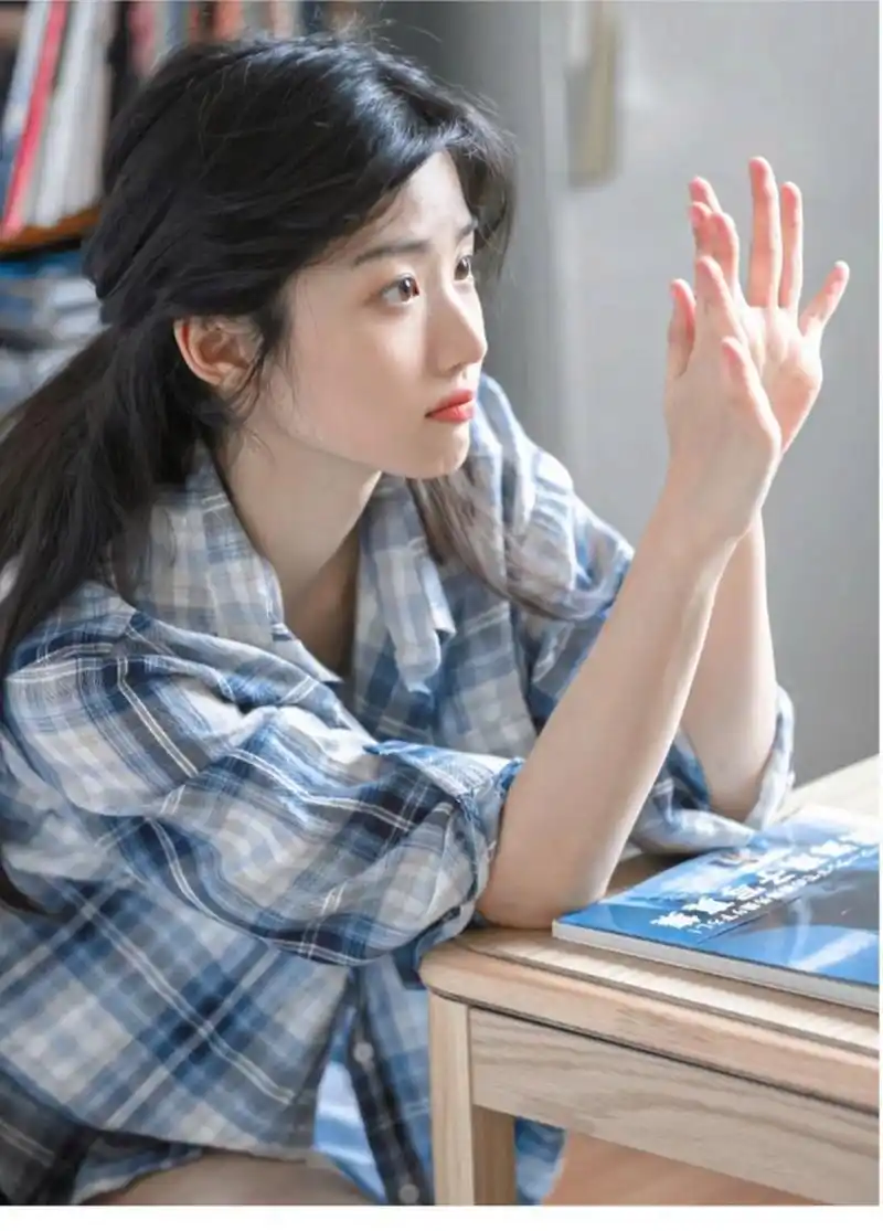 干净温柔的淡颜女孩卢昱晓,格子衬衫很文艺很清纯.