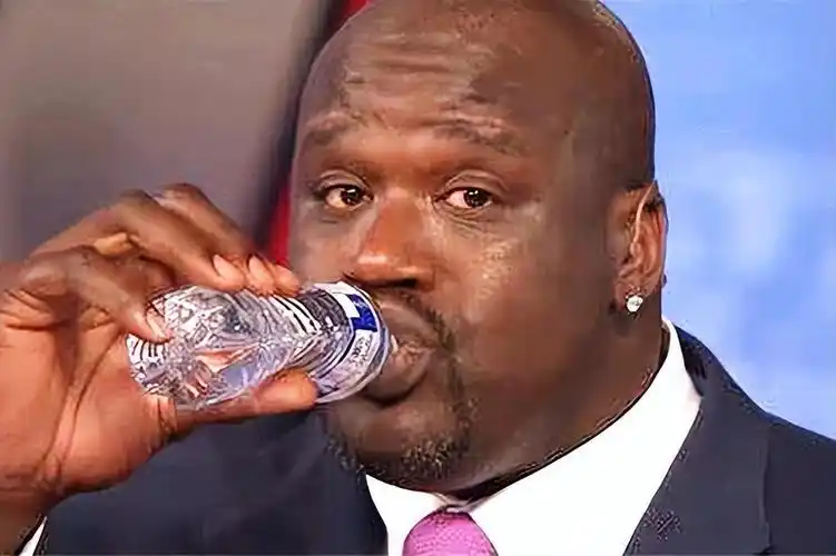 不是p图生活常见的物品在奥尼尔手上瞬间缩小吃鸡腿像用牙签