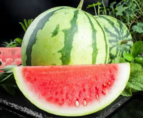 黑底上放着切开的麒麟西瓜