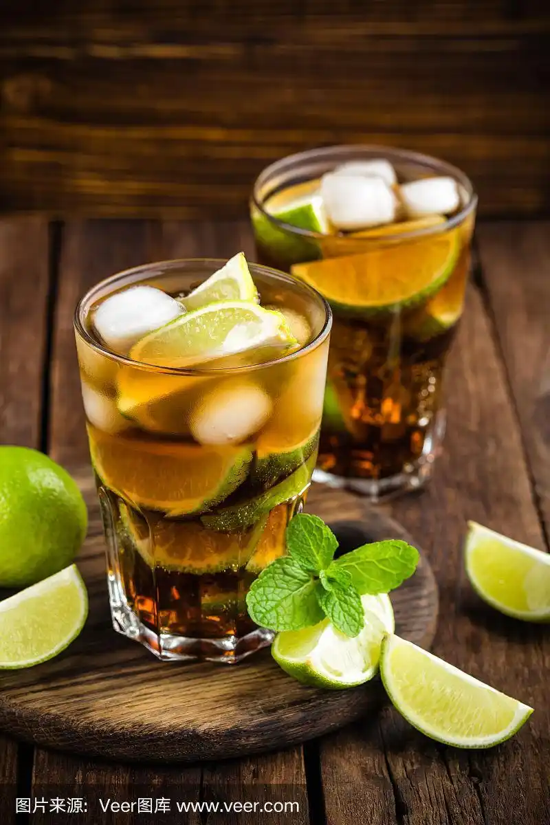 古巴利布鸡尾酒,加可乐,酸橙和冰在玻璃杯中,冷饮料