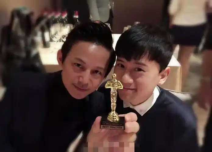 原创何炅张杰后台相拥,这是什么神仙友情,太让人羡慕了吧