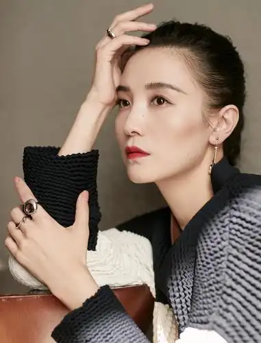 宋佳出席品牌发布会,黑白针织衫配白色短靴,清爽减龄哪像40