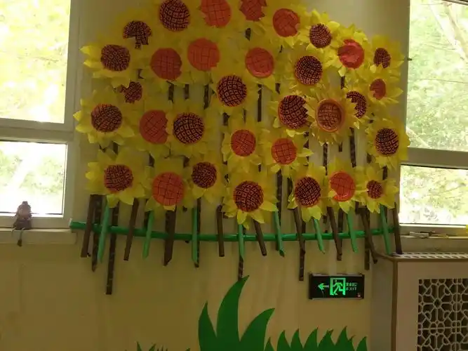 幼儿园的创设环境都以秋天向日葵为主题.