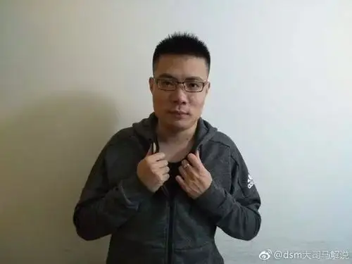 斗鱼大司马晒健身照,被网友放大后丑拒"这个笑容由你们守护"