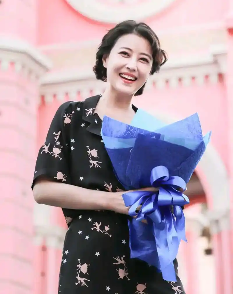 周海媚发旗袍装扮美图,祝福明天高考的学生们