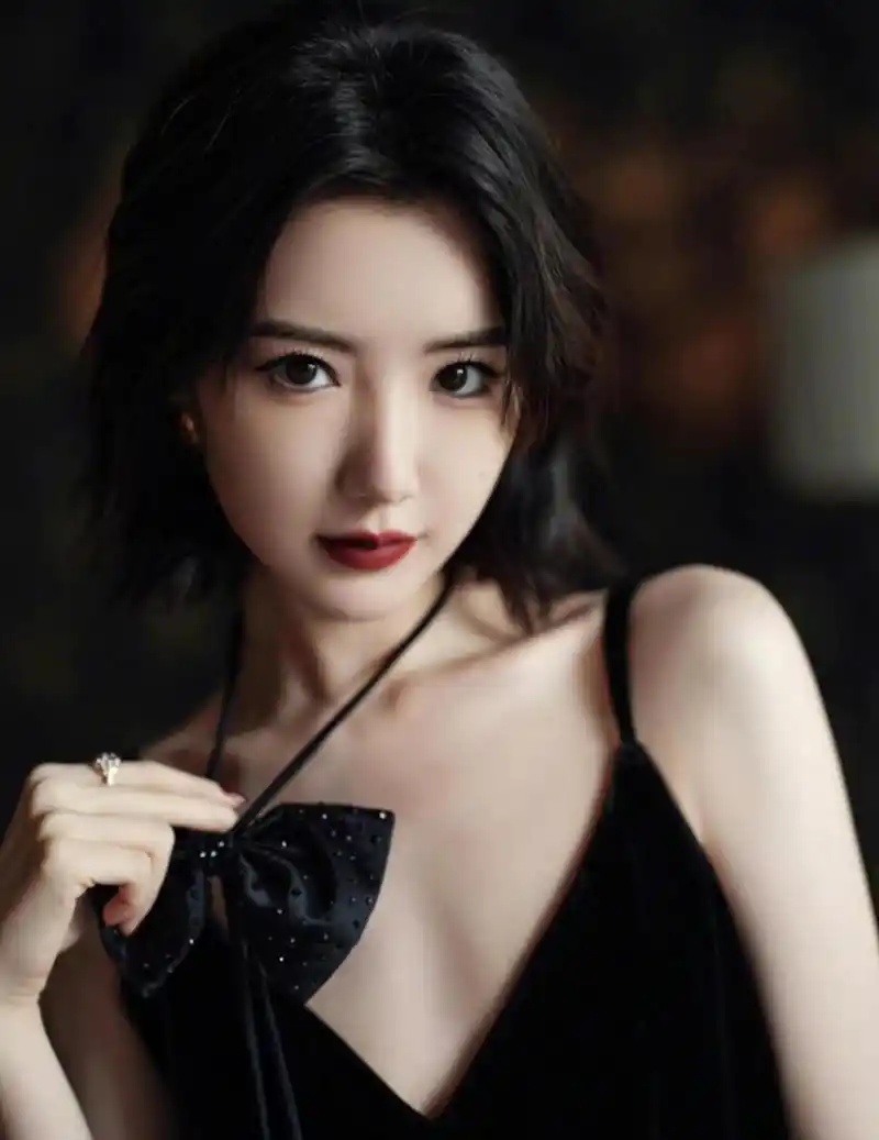 毛晓彤超有女王范,穿黑色礼服又迷人又性感,身材气质一把抓.[笑哭]