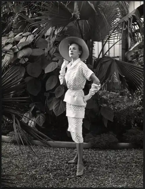 1950年春夏dior高级订制中的五月铃兰裙(robe de lingerie muguet de