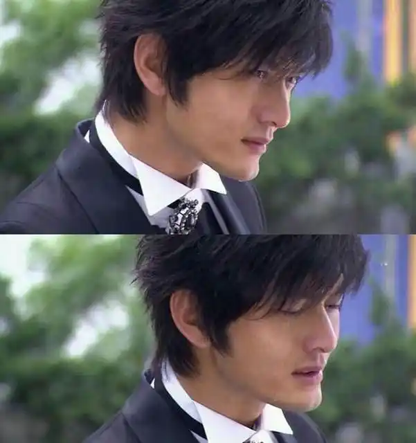 黄晓明在《泡沫之夏》里的哭戏,如果没有了假发,还是很man的.