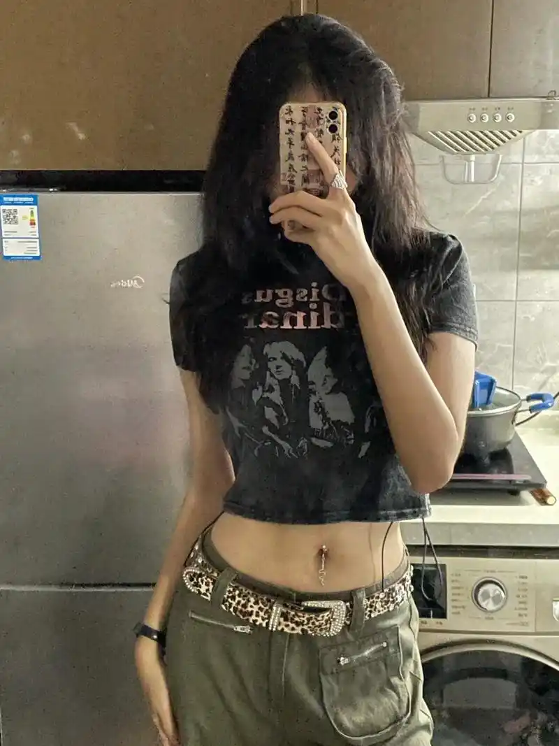 辣妹 #脐钉 七月新人设:有素质的小美女 但有的不多 你说 - 抖音