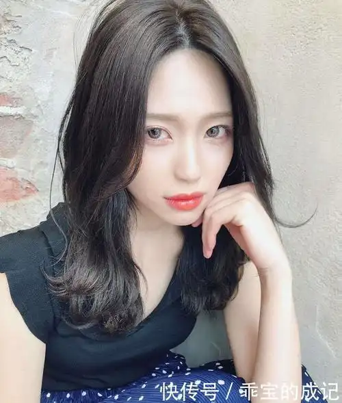 板栗色|染什么颜色头发显皮肤白显年轻?