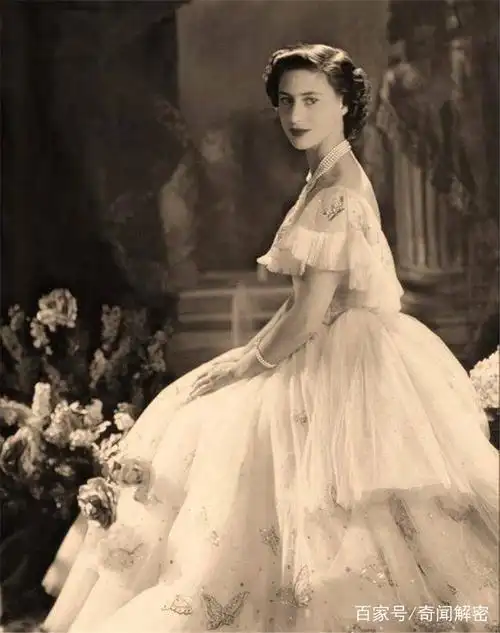 里奥黛丽·赫本扮演的公主举止优雅,为世人贡献一个高贵的公主形象