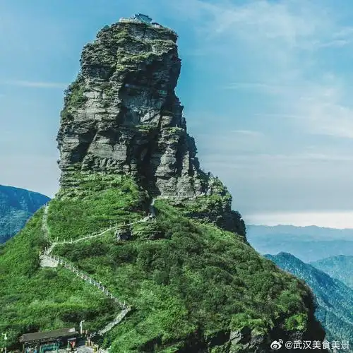 景区介绍:梵净山拥有地质奇观的高山,海拔2572米,被称贵州第一名山