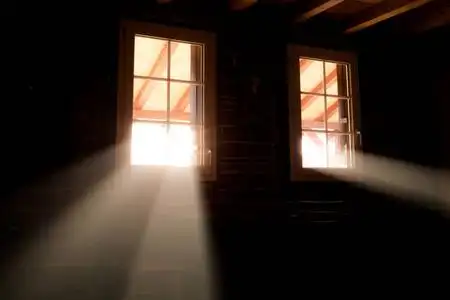木屋地下室的窗户.光束穿过它们照片