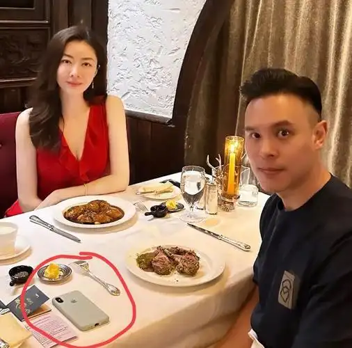 熊黛林高调晒照秀恩爱与老公共进烛光晚餐还抱着一大束玫瑰花