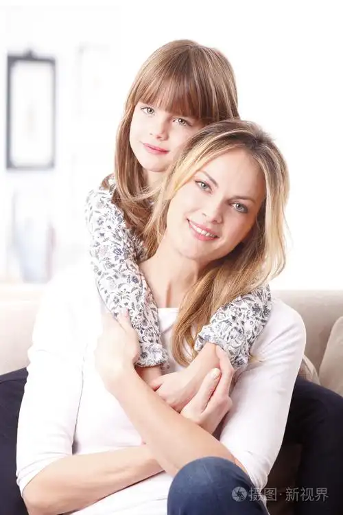 女孩拥抱她的母亲照片-正版商用图片0e7f9g-摄图新视界