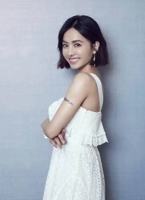 165身高的蔡依林只是换了短发造型,穿衣搭配气场至少有180的感觉_摩卡