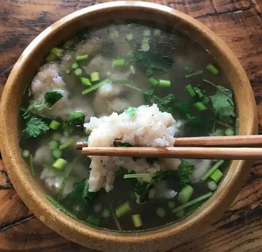 六,阜阳粉鸡阜阳人将鸡肉用淀粉挂糊做成粉鸡汤,再加调料等在鸡汤内