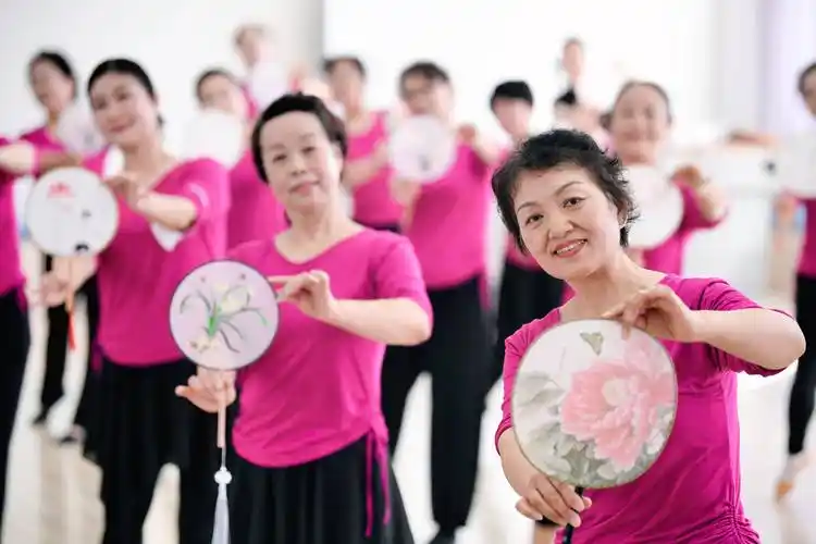 老年大学"唤醒"多彩生活_宁夏_舞蹈班_阿姨