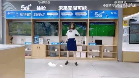 破圈爆红银行小姐姐跳起最甜书记舞播放量超400万弹幕却狂刷感谢联通