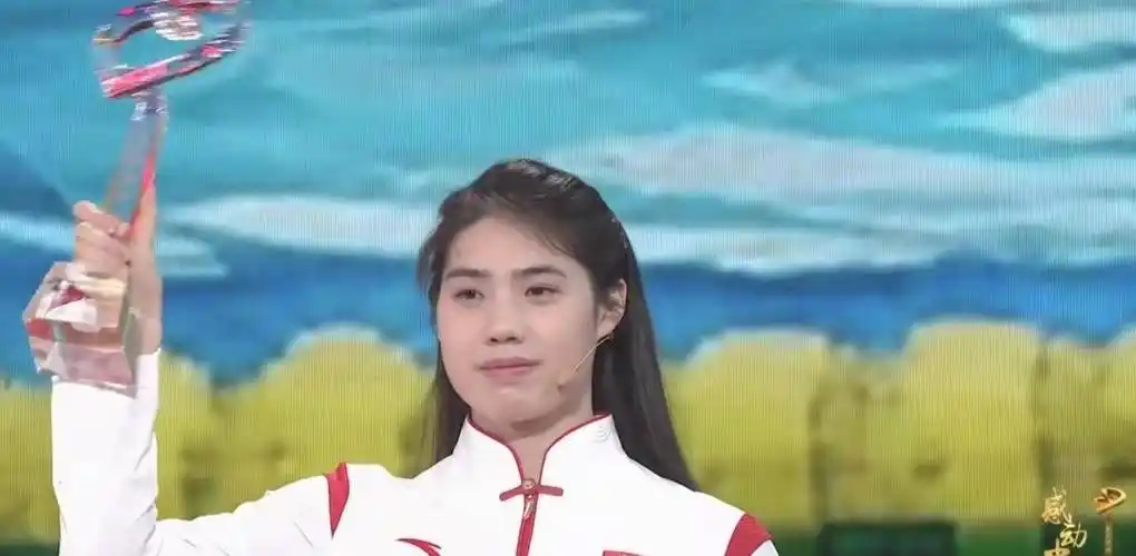 原创恭喜你张宇菲获得感动我们奖杯26岁的花样年华张宇菲你太美了