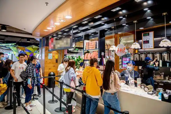 某品牌奶茶店前市民排队买奶茶