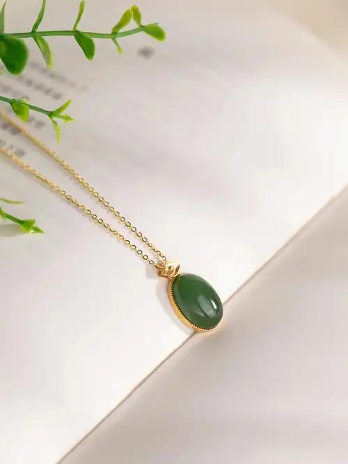 和田玉金镶碧玉蛋面吊坠明珠金翠的美