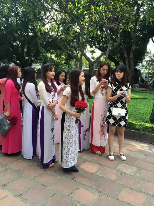 传统的越南姑娘确实很好,脾气好,温柔贤惠,包做家务,特别懂事又孝顺.