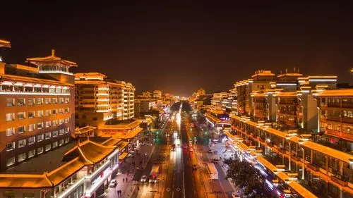 穿行与唐韵风采的西大街,金色灯光彰显其高贵典雅.