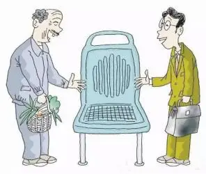 老人出行自带板凳无需年轻人让座