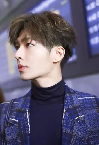 鹅蛋脸男生适合什么发型 青春帅气的短头发示范