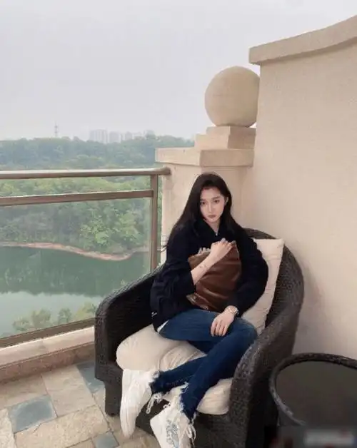 关晓彤真不愧是"腿精",把牛仔裤穿出无痕感,这谁能做得到