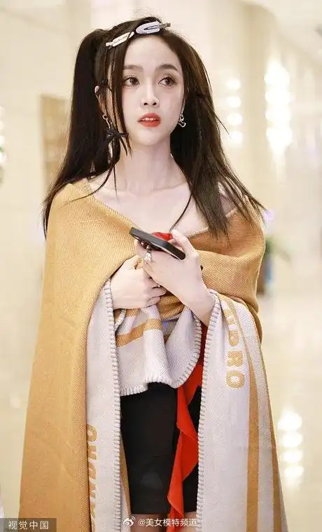 吴宣仪双马尾造型元气十足 裹毛毯露锁骨清纯可人