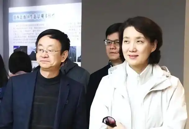 为了能把节目播好,李修平会提前来2个小时间的时间熟悉稿子,并且对着