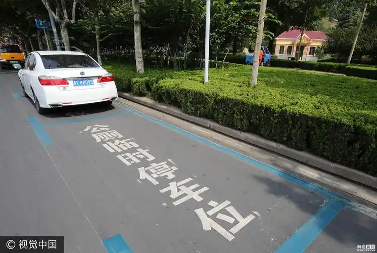 山东一路口设公厕临时停车位 司机点赞