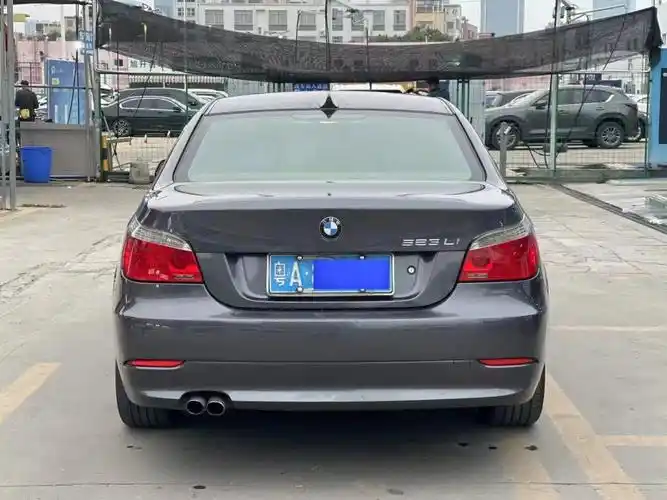 09年9月 宝马523li 2.5l 自动天窗 一键启动 多功能方向盘 真皮电动