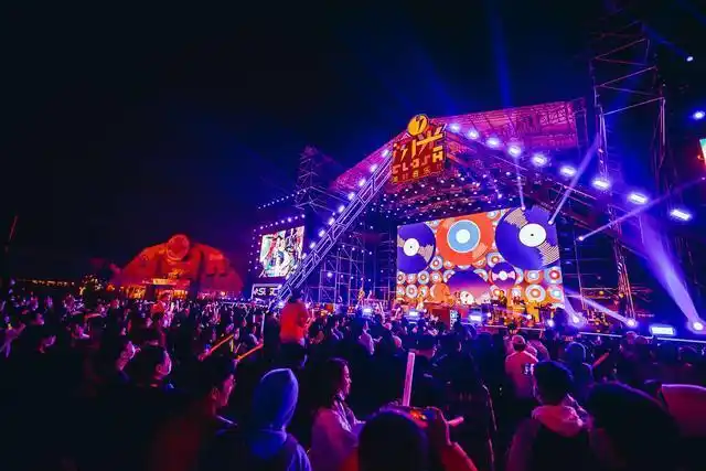 青岛西海岸城市生活节顺利落幕 "中国综艺嘉年华闪光派对"引万人次"嗨