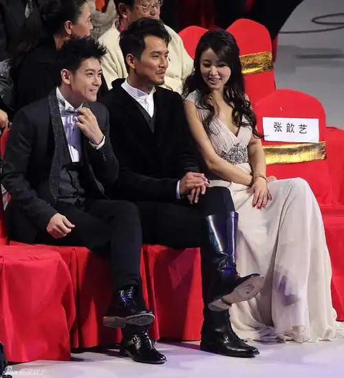 那些明星的尴尬合影这下尴尬了看到最后一张我就憋不住笑了