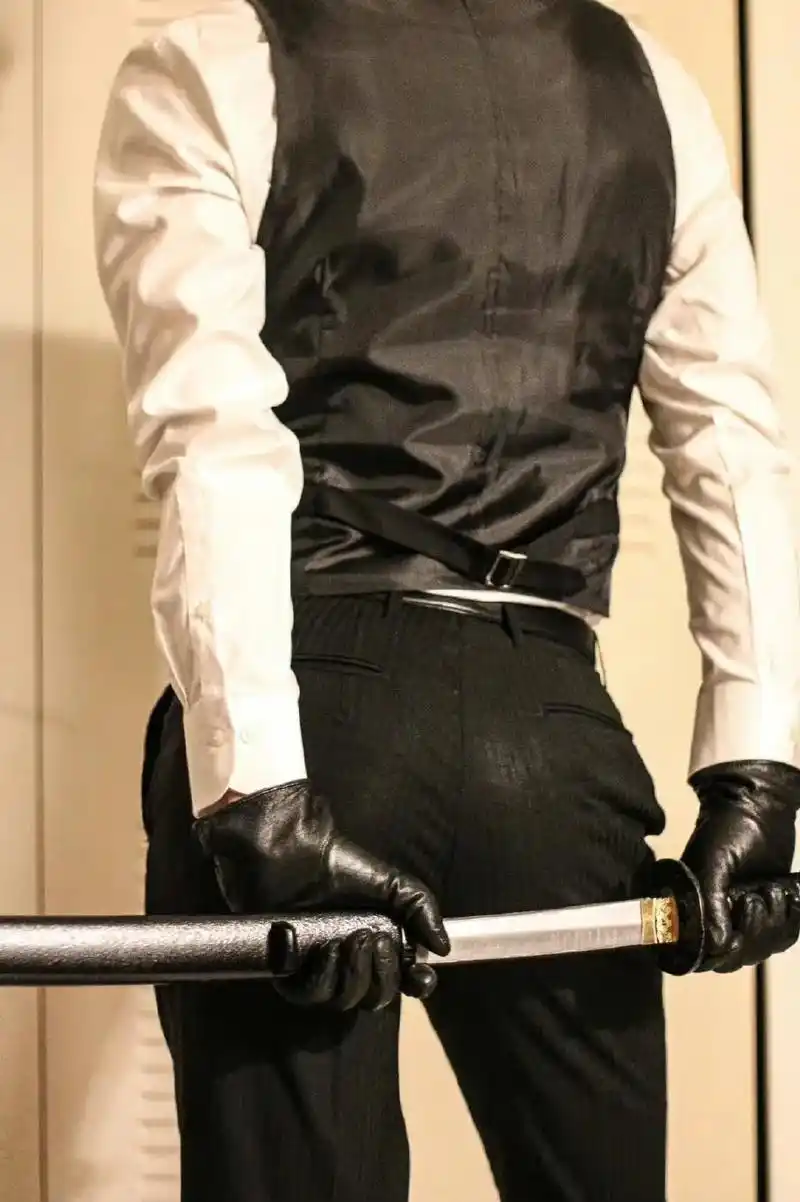 代一个出类拔萃#简隋英 #背影 #西装杀 - 抖音