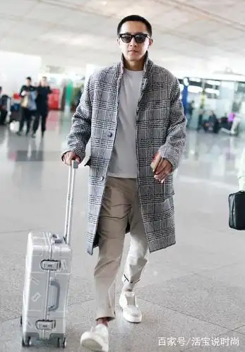 35岁的韩庚现身机场面容憔悴身体变形发福当年清纯面容已不在