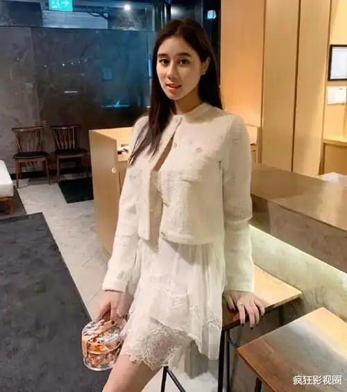 何超欣近照曝光,气质像四太